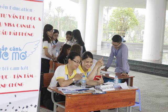 Lê Nguyễn Education tại Ngày hội tư vấn định hướng nghề nghiệp cho các bạn Trường PTTH năng khiếu Trần Phú